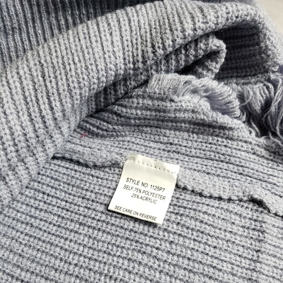 Cold shoulder choker gray lavender sweater - Picture 6 of 7